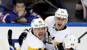 Evgeni Malkin的小费让企鹅队在第一场比赛中以3次加时击败流浪者队