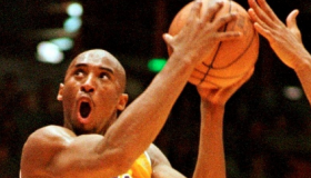 已故NBA球星科比布莱恩特的新秀球衣可以卖到500万美元