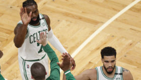 杰森塔图姆和杰伦布朗在NBA总决赛中以116-100击败金州勇士队